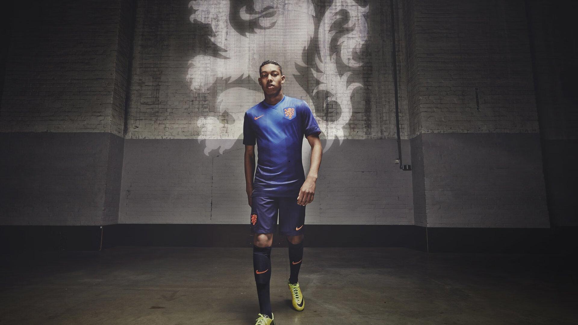 英超争冠与混战并行，枪手六分优势稳坐榜首 中游集团十二队仅差五分陷乱斗